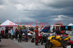 Kør motorcykel på bane Kør motorcykel på bane